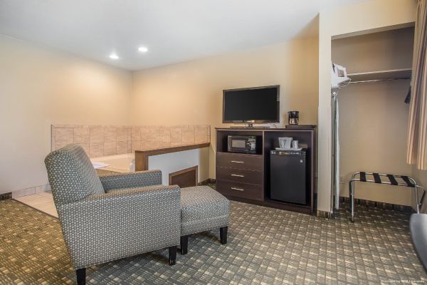 Quality Inn and Suites Decorah